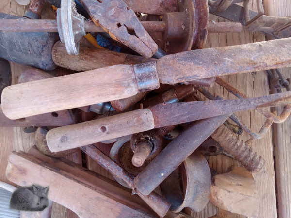 70-mile-yard-sale-score-knives600x450.jpg