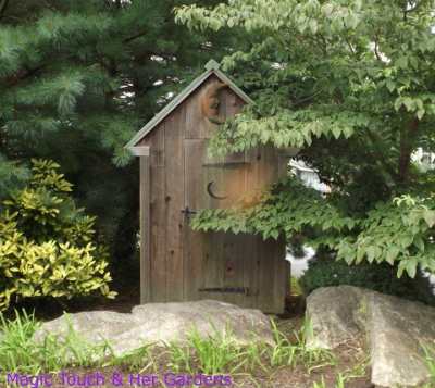 Magic Touch and Her Gardens has more about this little shed on Facebook...