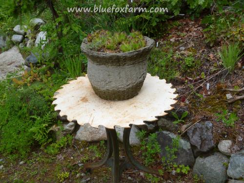 Table top made from a saw blade